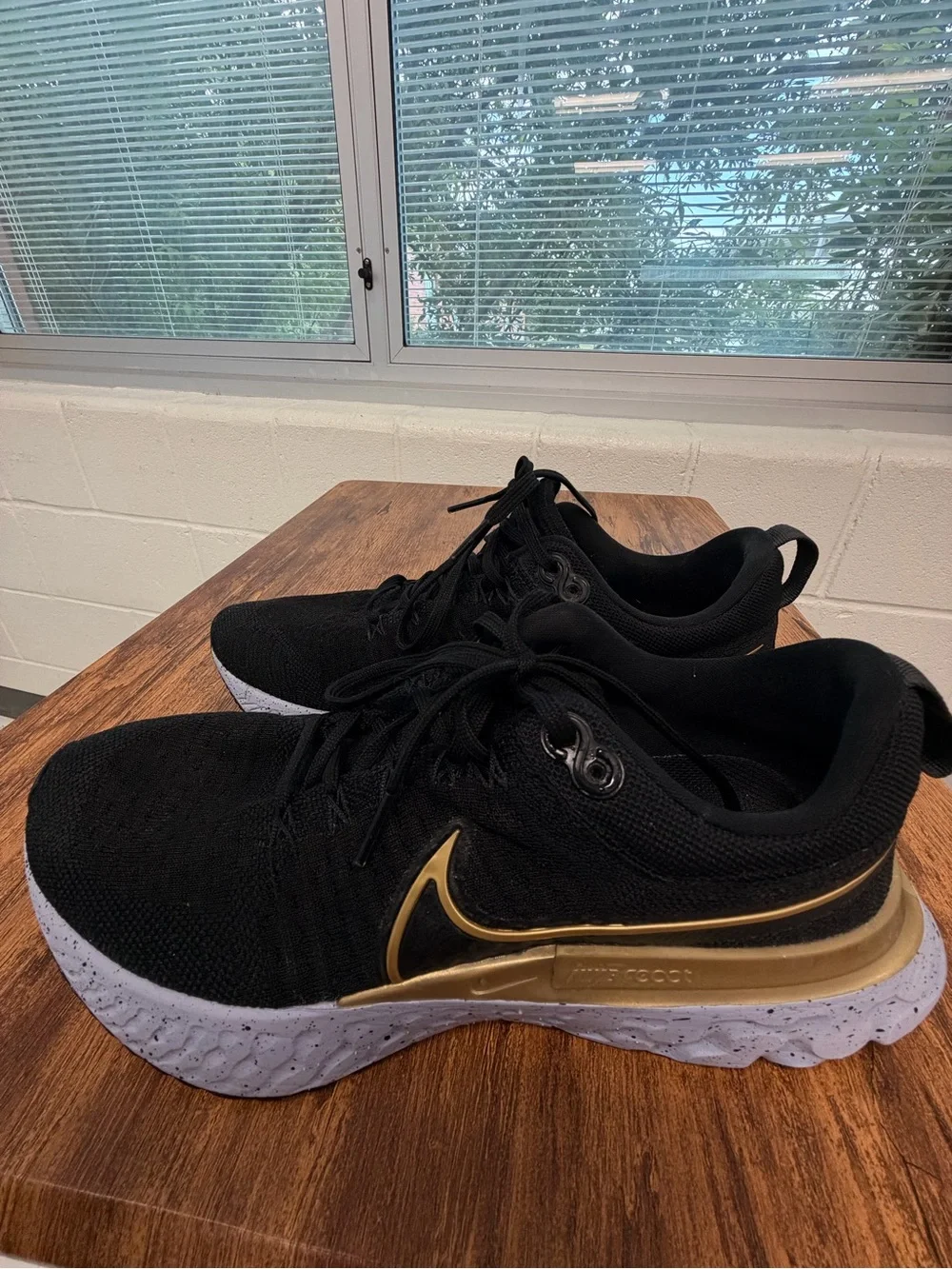 Nike React Infinity Running Flyknit Black Metallic Gold Women's Size 9